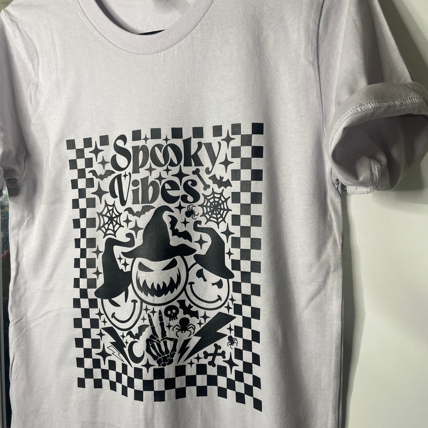 SPOOKY VIBES tee