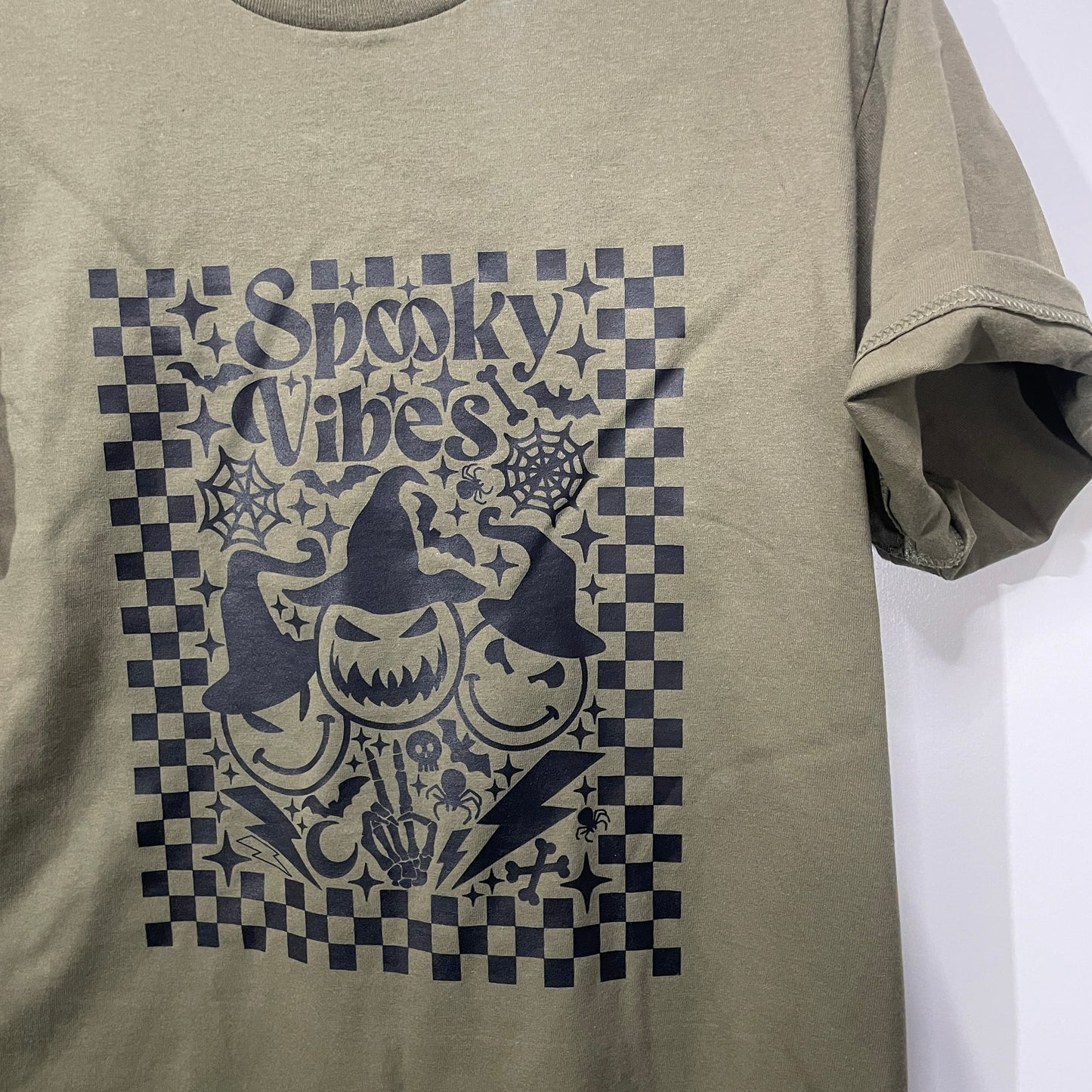 SPOOKY VIBES tee