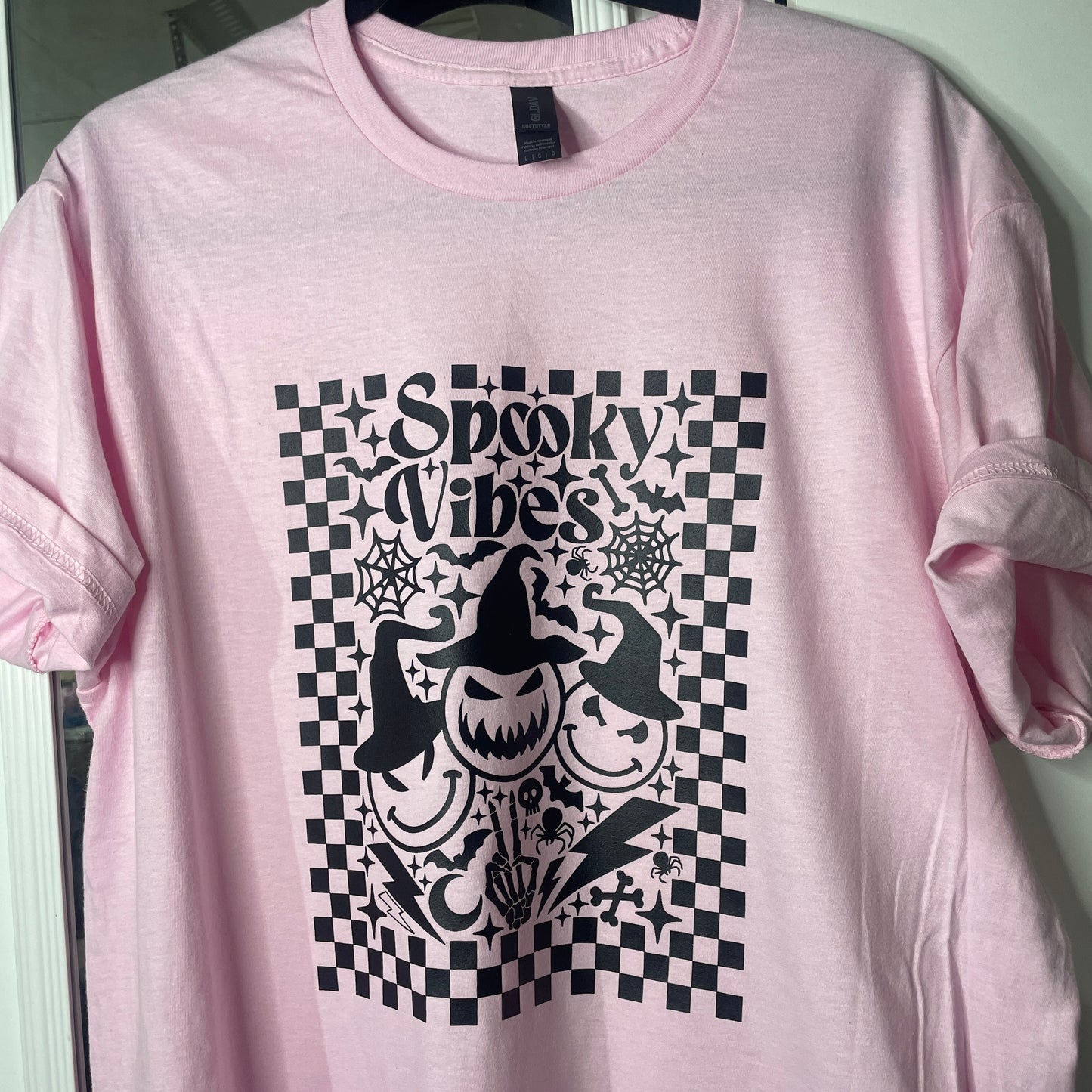 SPOOKY VIBES tee