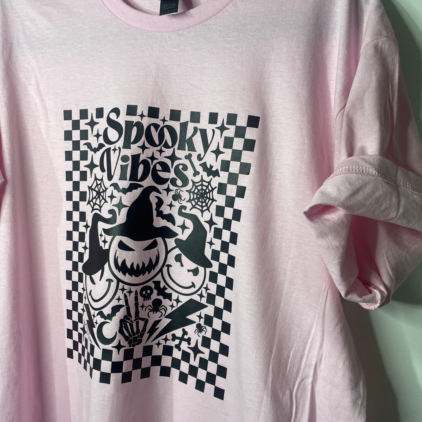 SPOOKY VIBES tee