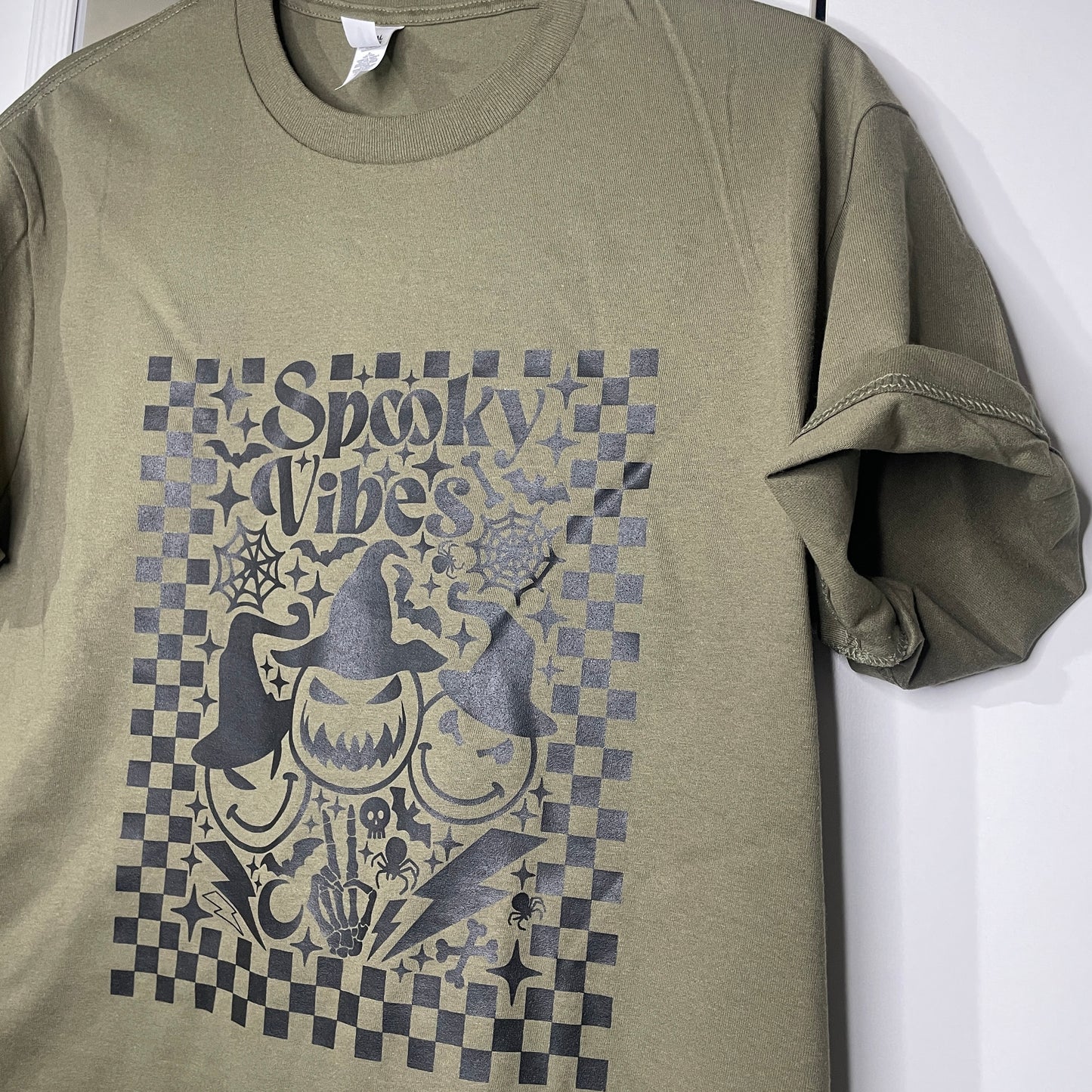 SPOOKY VIBES tee